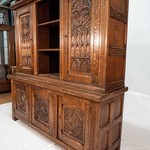 Антикварный книжный шкаф в средневековом стиле