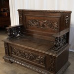 Антикварная скамья с резным гербовым щитком на спинке 1880-х гг. 