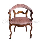 Антикварное кресло с розовой обивкой