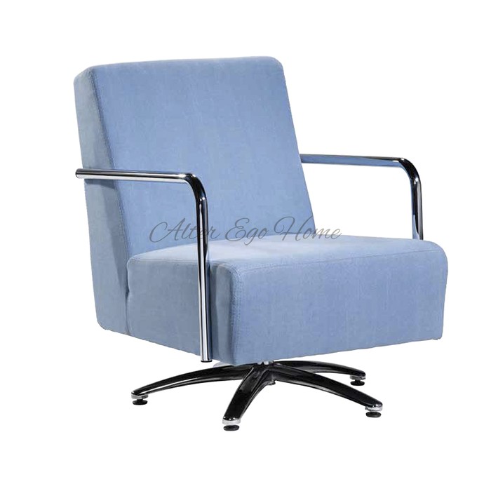 Бледно-голубое кресло на одной ножке со стальными подлокотниками 