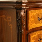 Антикварный комод с фасадом a la serpantine и контрастной интарсией 1880-х гг. 