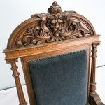 Антикварное кресло с львиными маскаронами