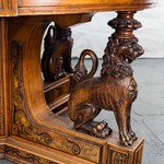 Антикварный стол с круглой столешницей и львиными фигурами 1850-х гг.