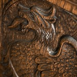 Антикварная скамья с крылатыми драконами