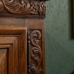 Антикварный двухъярусный шкаф с резьбой растительного характера 1800-х гг. 