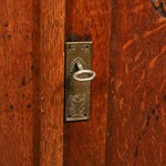 Антикварный буфет с фигурным фасадом 1890-х гг. 