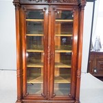 Антикварный книжный шкаф в классической стиле