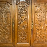 Антикварный трёхстворчатый шкаф с резьбой 1680-х гг.