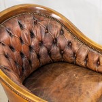 Антикварное кресло с кожаной обивкой капитоне 1890-х гг.