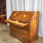 Антикварный дубовый секретер с контрастной интарсией 1780-х гг. 