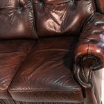 Винтажный диван с кожаной обивкой