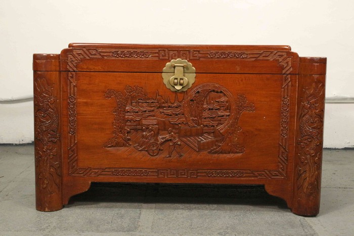 Антикварный китайский сундук с резными композициями 1910-х гг. 