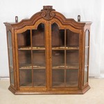 Антикварная подвесная настенная витрина с фигурным навершием 1870-х гг.