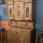 Антикварный буфет светлого дуба с резным убранством 1860-х гг. 
