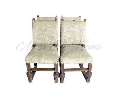 Комплект старинных стульев со светлой обивкой