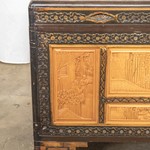 Антикварный китайский сундук из тика с резными филенками и контрастной отделкой 1910-х гг. 