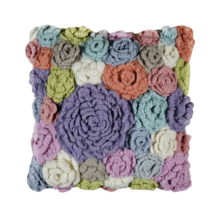 Декоративная вязаная подушка с чехлом из объемных цветов 