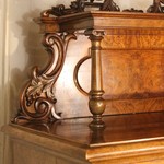 Антикварный ореховый шкаф с открытым ярусом 1870-х гг. 