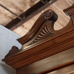 Антикварный книжный шкаф с разомкнутым фронтоном 1880-х гг. 