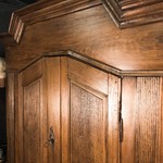 Антикварный шкаф с каннелированными  филенками и  пилястрами
