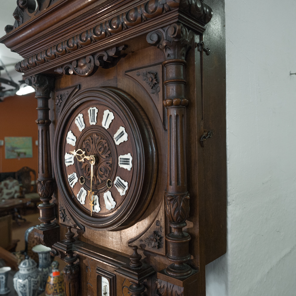 Старинные антикварные часы в современном интерьере