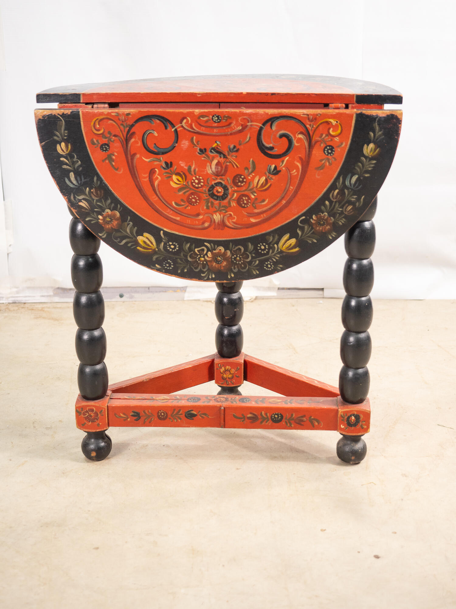 Антикварный стол с росписью
